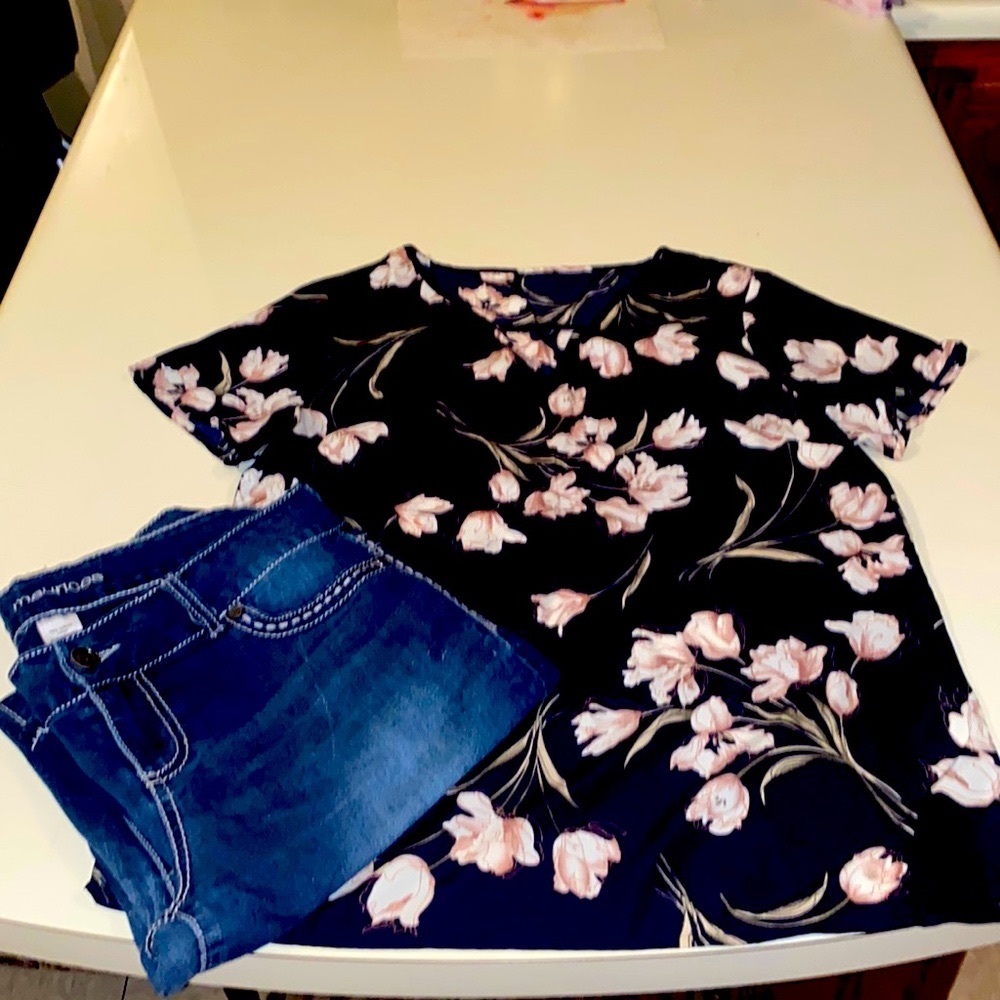 Beautiful light flowers I’ve black size M Maurices jeggings size Large reg 🥰